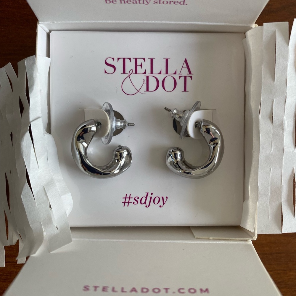 LIKE NEW Stella & Dot Molten Hoops - Silver